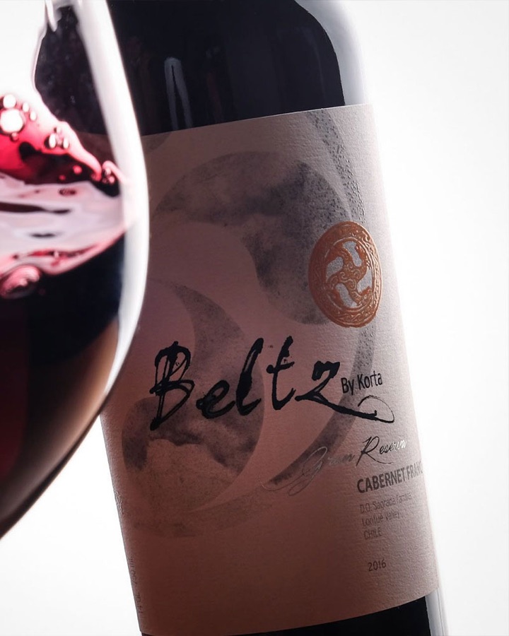 Etiqueta Beltz de Korta con copa de vino