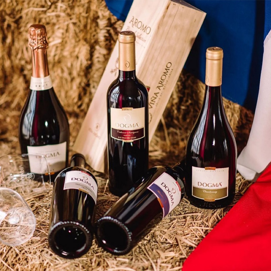 Botellas de Dogma de Viña Aromo sobre paja