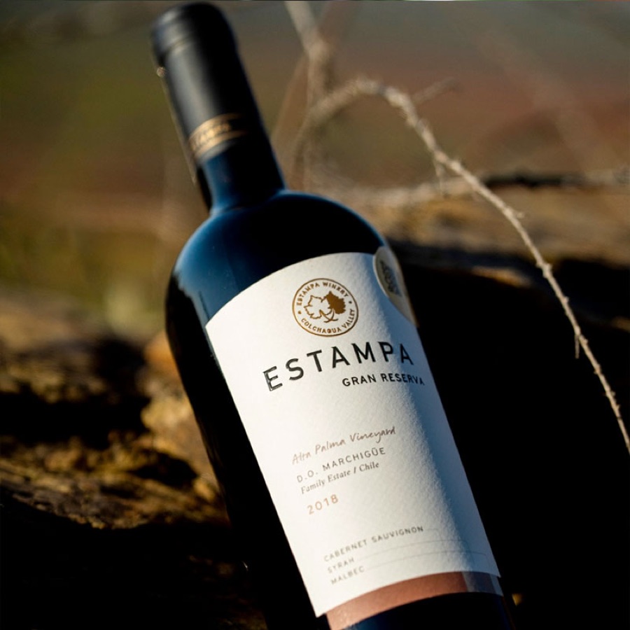 Botella de Estampa Gran Reserva sobre madera