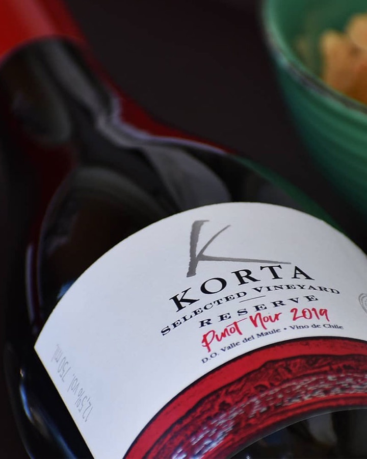 Etiqueta Korta Pinot Noir con letra roja