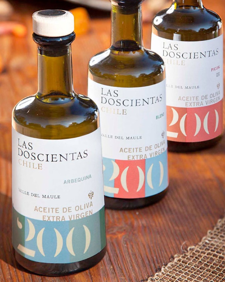 Tres botellas de aceite de oliva Las Doscientas con etiquetas de colores