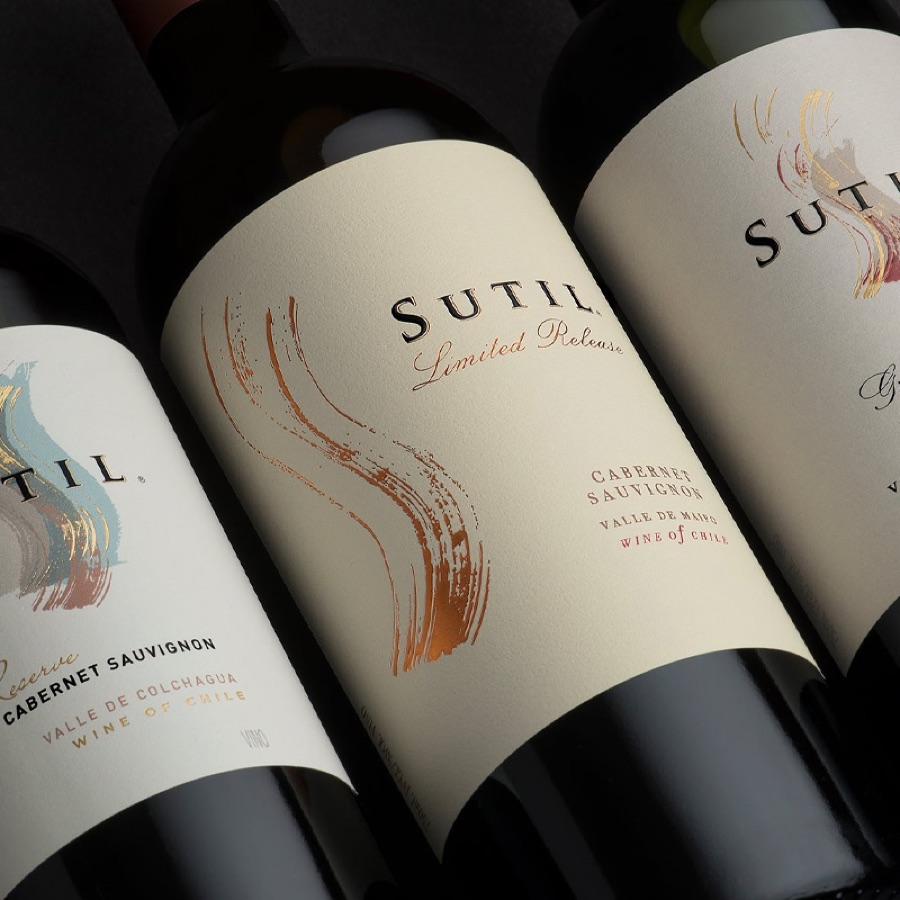 Tres etiquetas de vino Sutil con trazo de folia cobre sobre papel texturizado