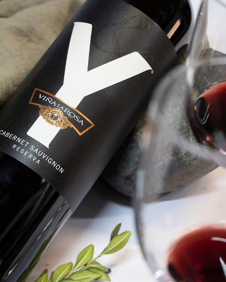 Etiqueta negra con Y blanca de Viña Y